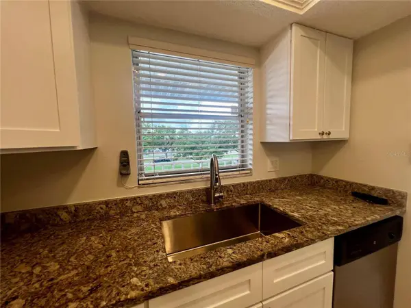 3981 MACEACHEN BLVD #330, Sarasota, FL 34233