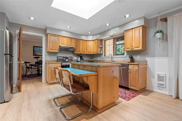 1582 Wilmot Ave, Shawnigan Lake, BC V0R 2W2