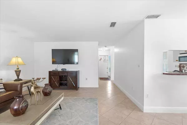 11140 SW 11th PL, Davie, FL 33324