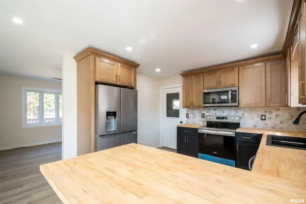 4502 NW SCENIC DR, Peoria, IL 61615