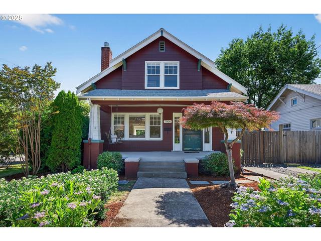 &bull; Residential neighborhoods in Portland Oregon