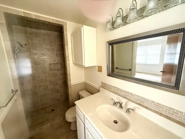 1204 E Lake DR, Taylor, TX 76574