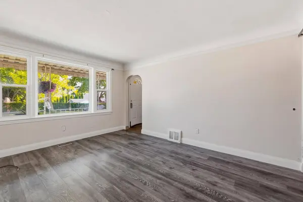 61 Hillview ST, Kitchener, ON N2H 5P9