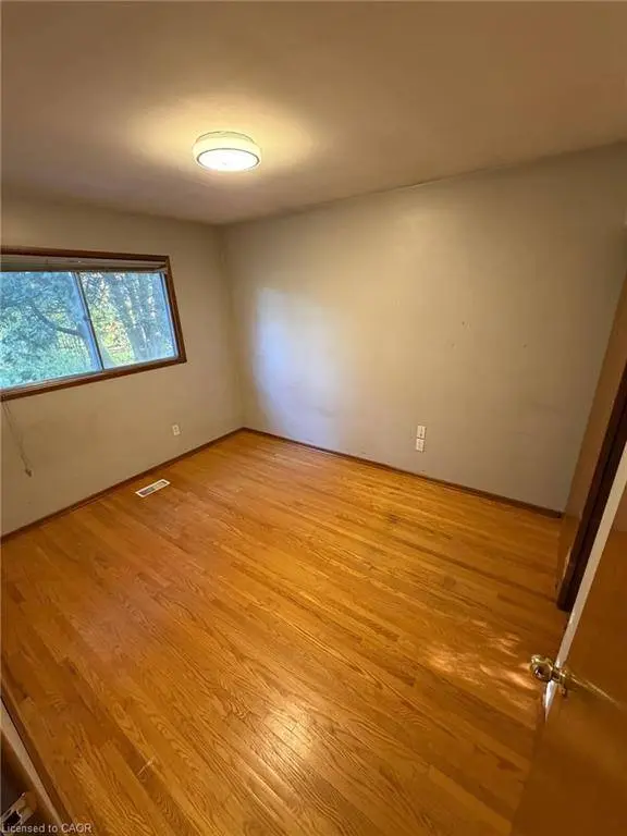 10 Cardill Crescent #Upper Level, Waterloo, ON N2L 3Y6