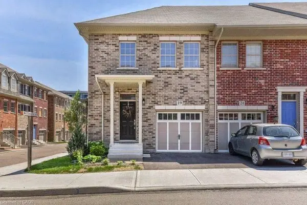 19 Robert Peel RD, Kitchener, ON N2H 0B3