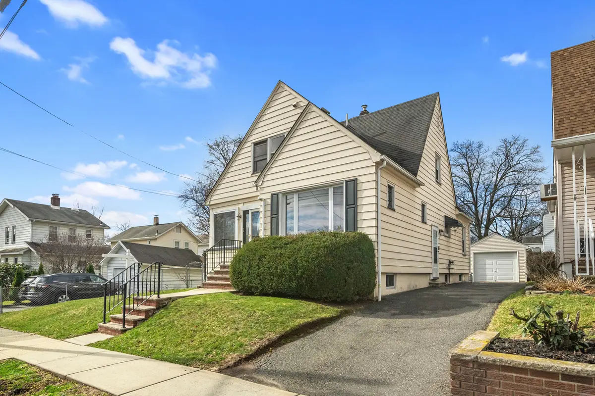 11 Cherry Pl, Nutley, NJ 07110-1713