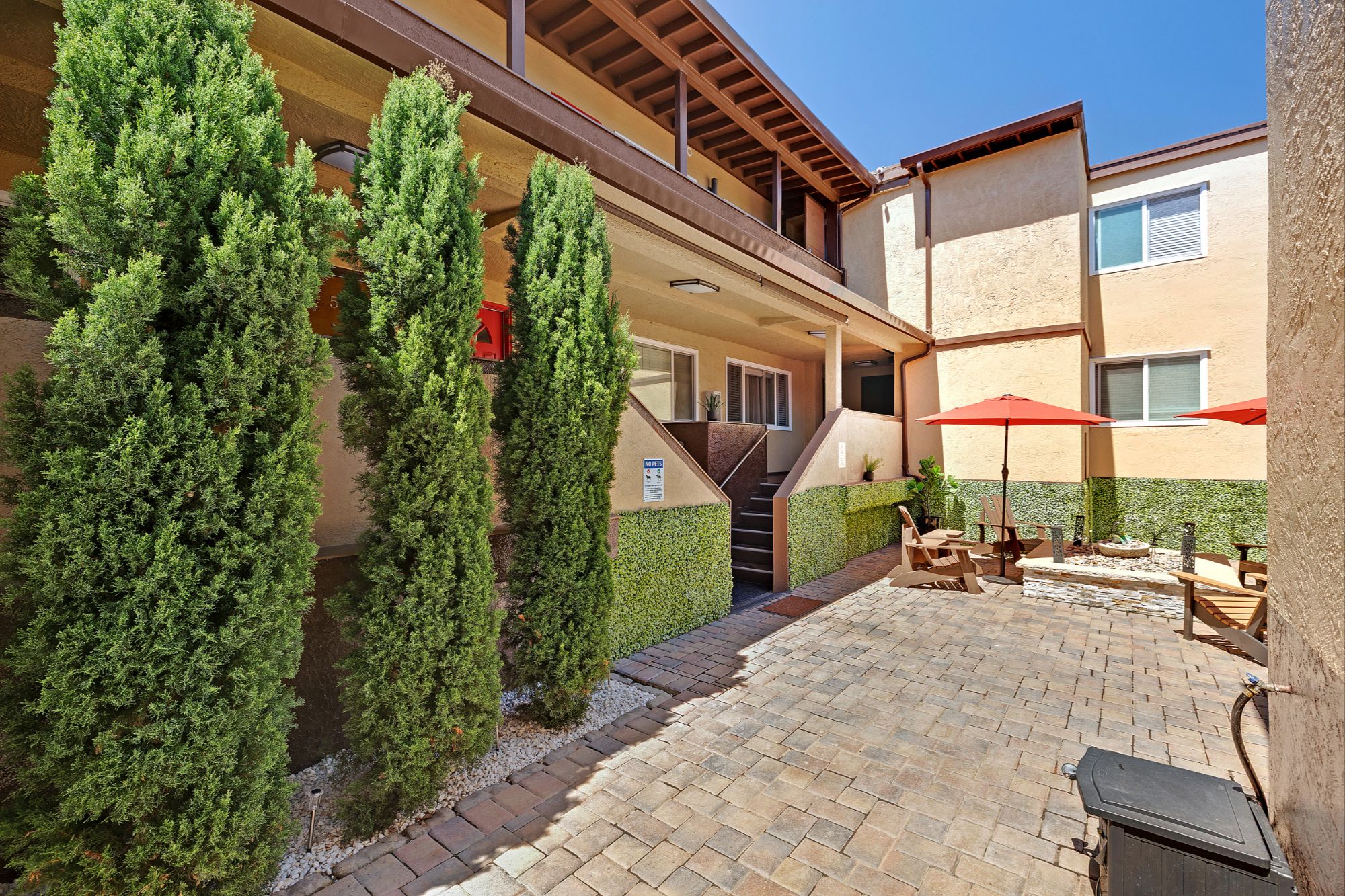Courtyard and walkway at 3000 Nicol Avenue