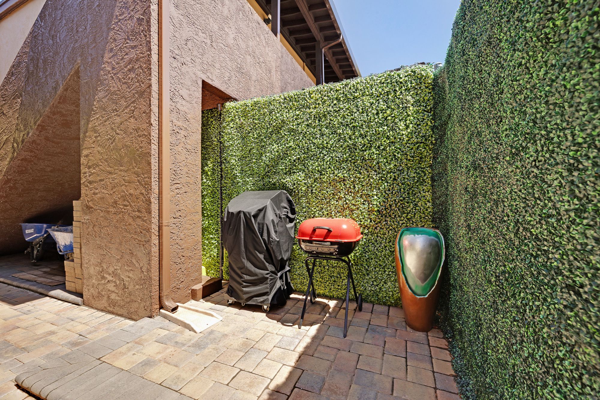 Outdoor barbecue area at 3000 Nicol Avenue
