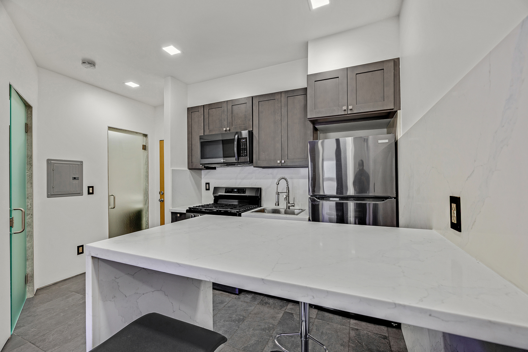Kitchen with breakfast bar