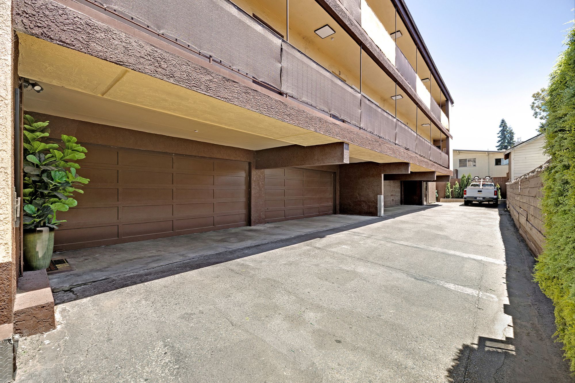 1654 25th Avenue garages and motor court