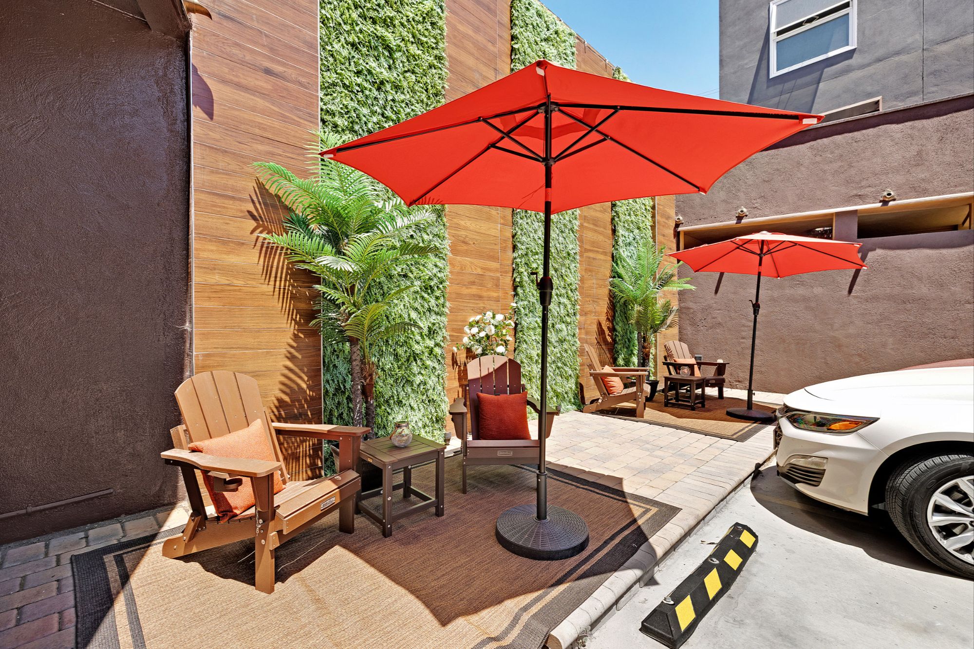 Patio with umbrella at 2335 Market Street