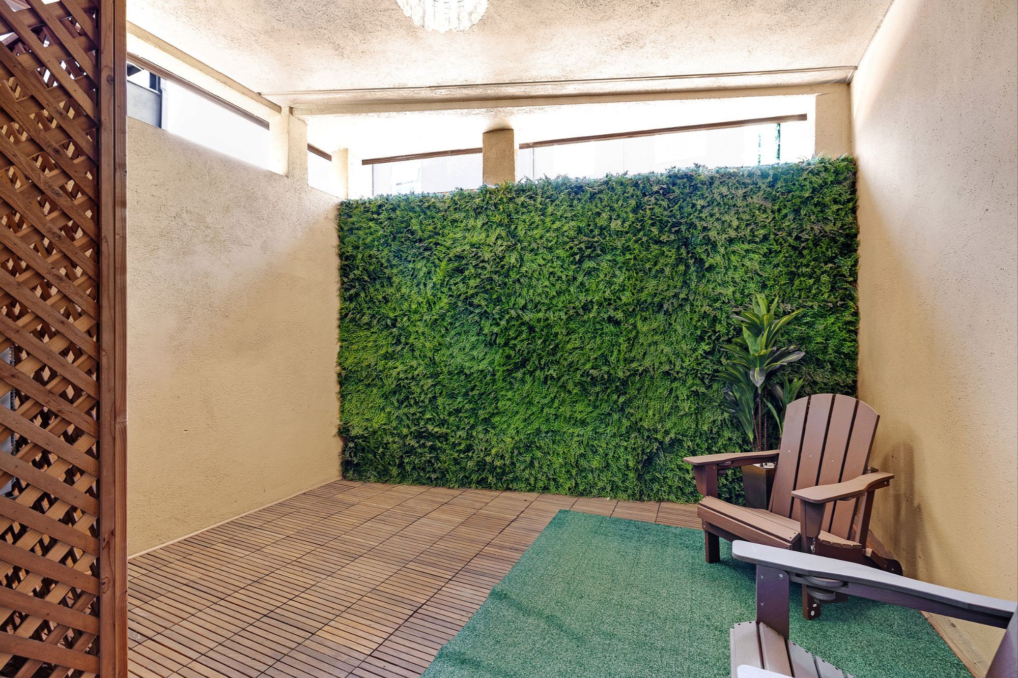 Covered patio at 2335 Market Street