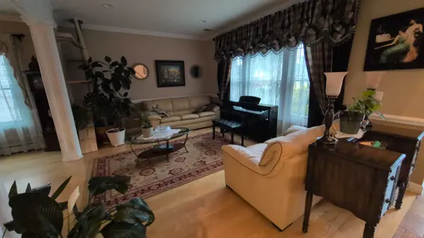 12-65 Burbank St, Fair Lawn, NJ 07410-2217