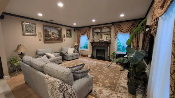12-65 Burbank St, Fair Lawn, NJ 07410-2217