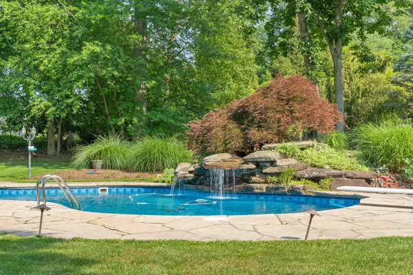81 Old Tappan Rd, Old Tappan, NJ 07675-7418