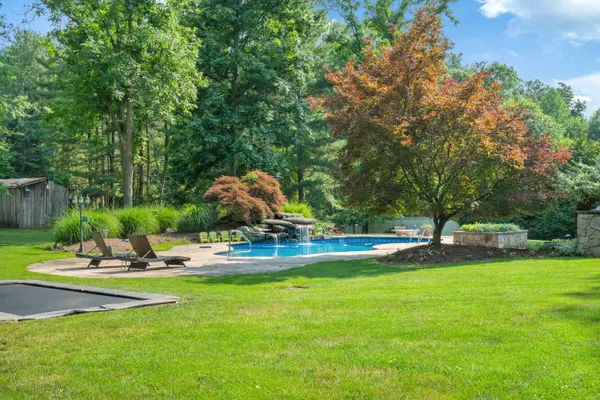 81 Old Tappan Rd, Old Tappan, NJ 07675-7418