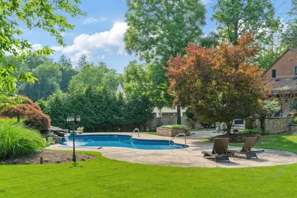 81 Old Tappan Rd, Old Tappan, NJ 07675-7418