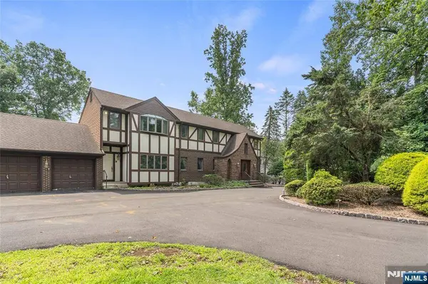 81 Old Tappan RD, Old Tappan, NJ 07675