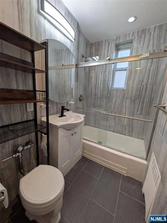 2160 Center AVE #3E, Fort Lee, NJ 07024