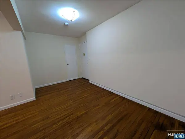2160 Center AVE #3E, Fort Lee, NJ 07024