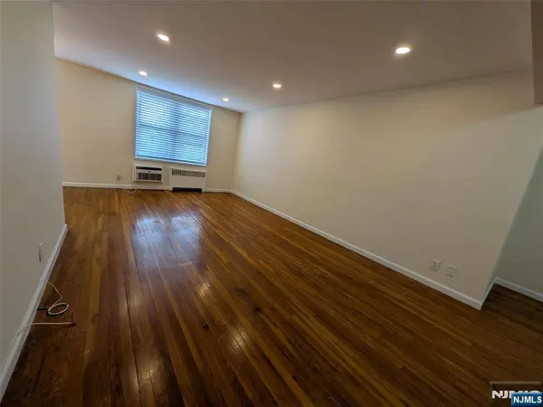 2160 Center AVE #3E, Fort Lee, NJ 07024