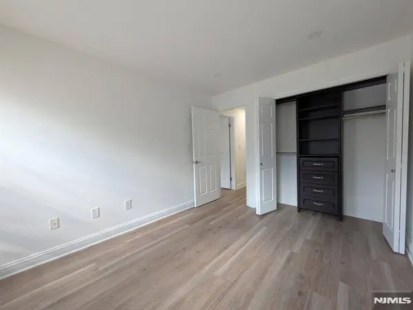 556 Windsor DR, Palisades Park, NJ 07650