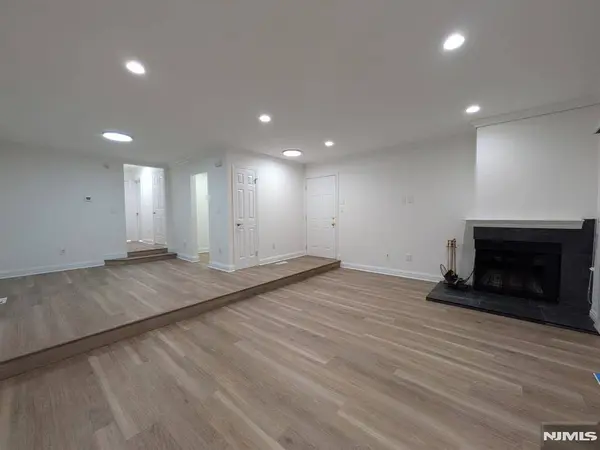 556 Windsor DR