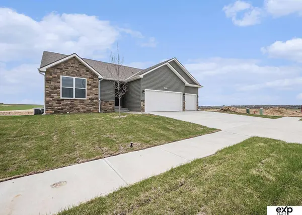 6851 Stony Point Drive, Papillion, NE 68133