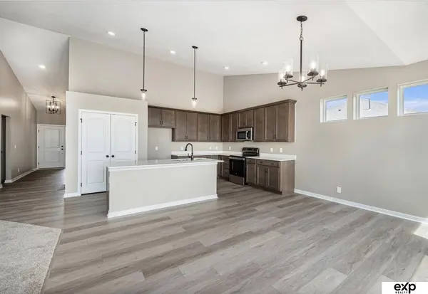 6851 Stony Point Drive, Papillion, NE 68133