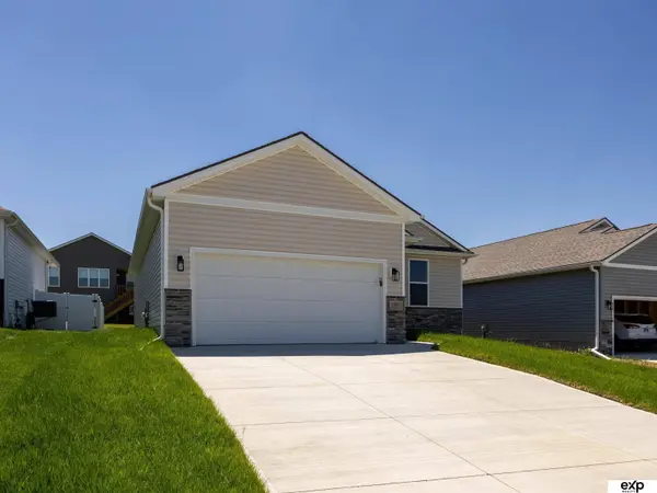 17511 Greenleaf ST, Omaha, NE 68136