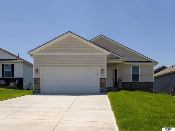 17511 Greenleaf ST, Omaha, NE 68136