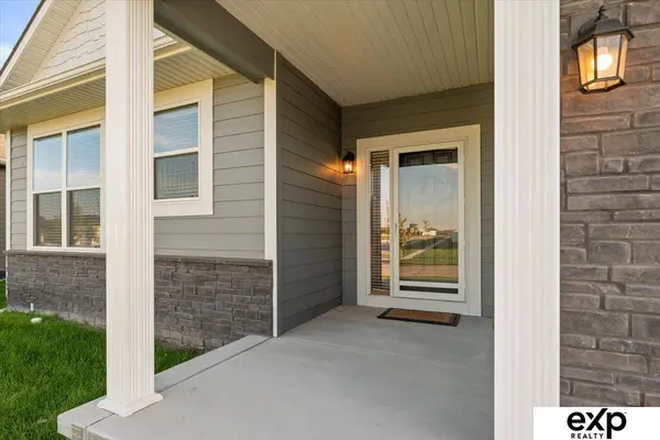 6859 Stony Point DR, Papillion, NE 68046