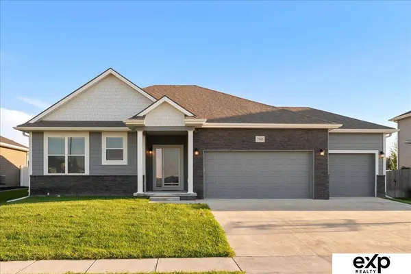 6859 Stony Point DR, Papillion, NE 68046