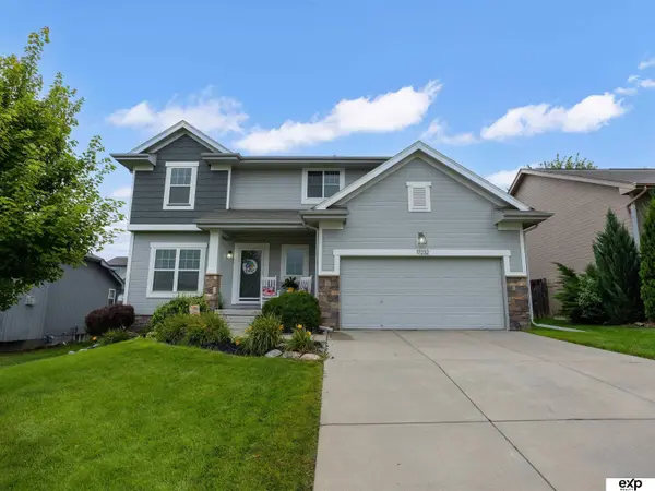 17232 Palisades DR, Omaha, NE 68136