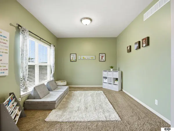 17232 Palisades DR, Omaha, NE 68136