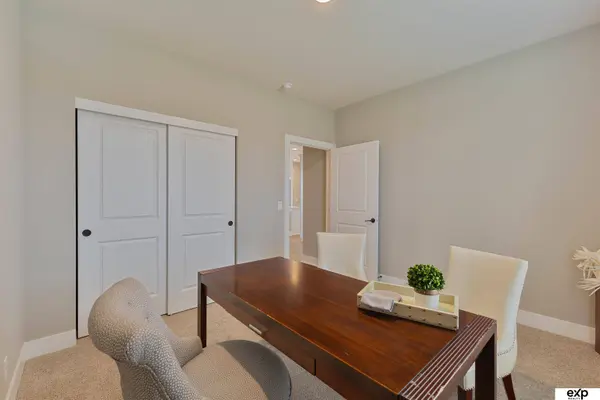 6860 Stony Point DR, Papillion, NE 68046
