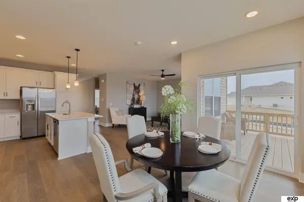 6860 Stony Point DR, Papillion, NE 68046