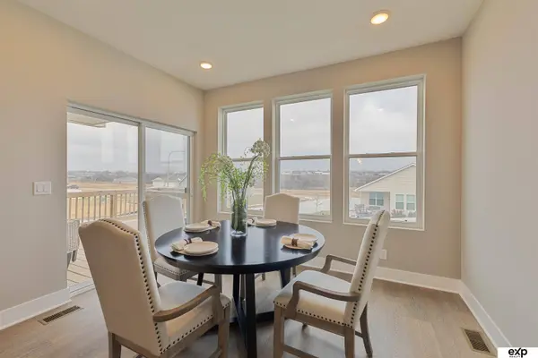 6860 Stony Point DR, Papillion, NE 68046