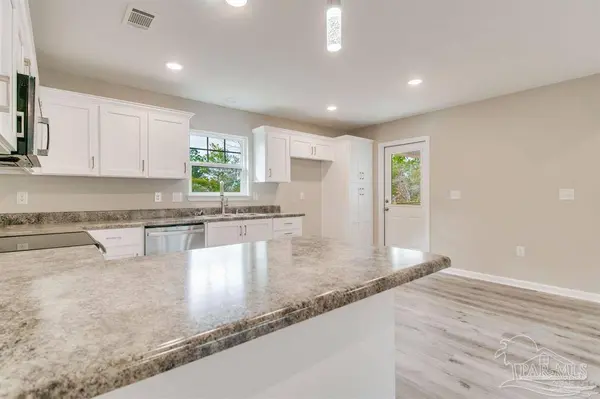 5601 Riviera Dr, Milton, FL 32583