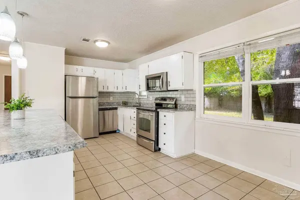 3255 Newton Dr, Pensacola, FL 32503