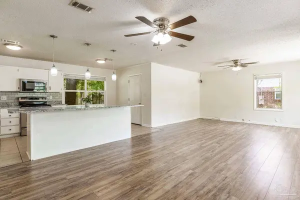 3255 Newton Dr, Pensacola, FL 32503