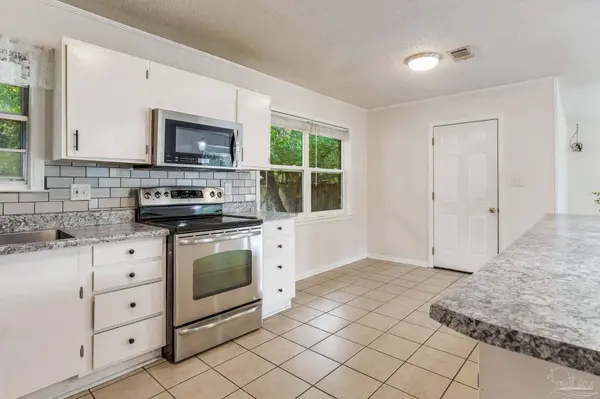 3255 Newton Dr, Pensacola, FL 32503