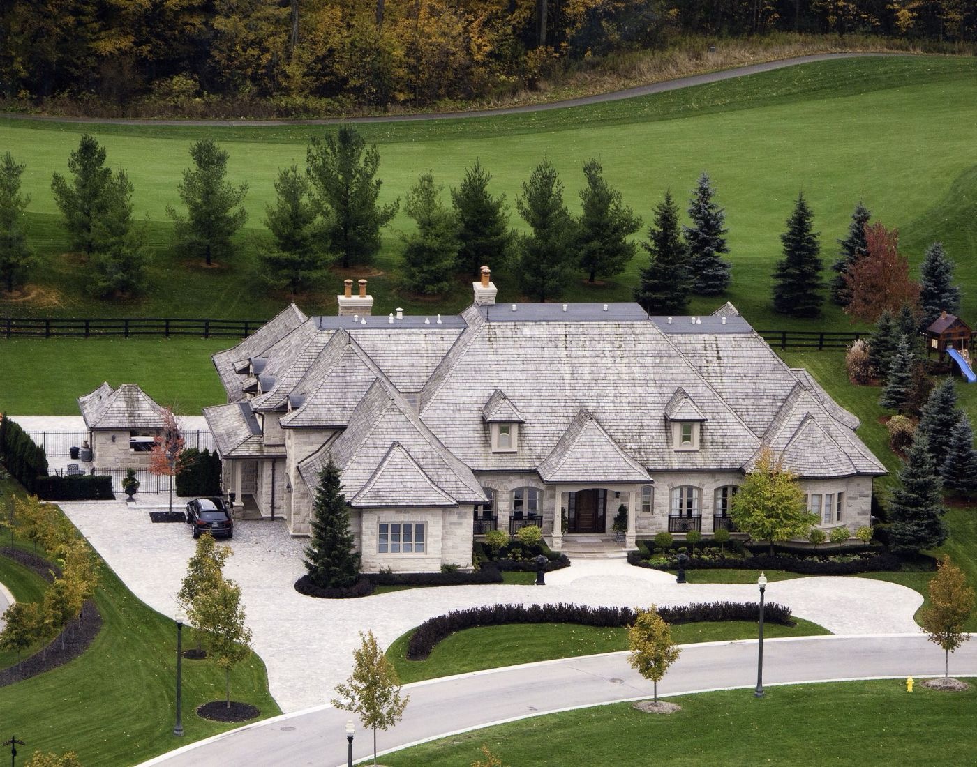 Luxury home in Aurora Ontario beside a golf course