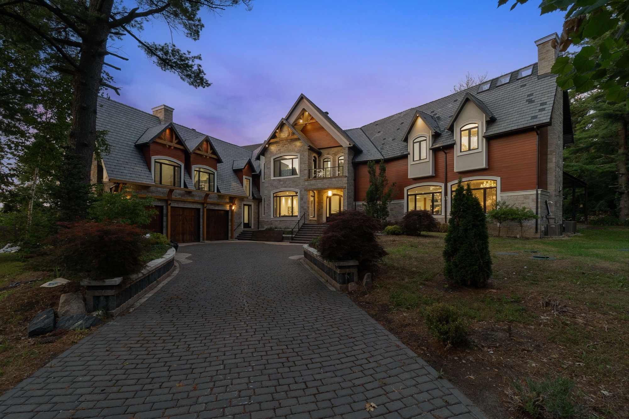 Luxury estate driveway representing Stonehaven-Wyndham Newmarket real estate