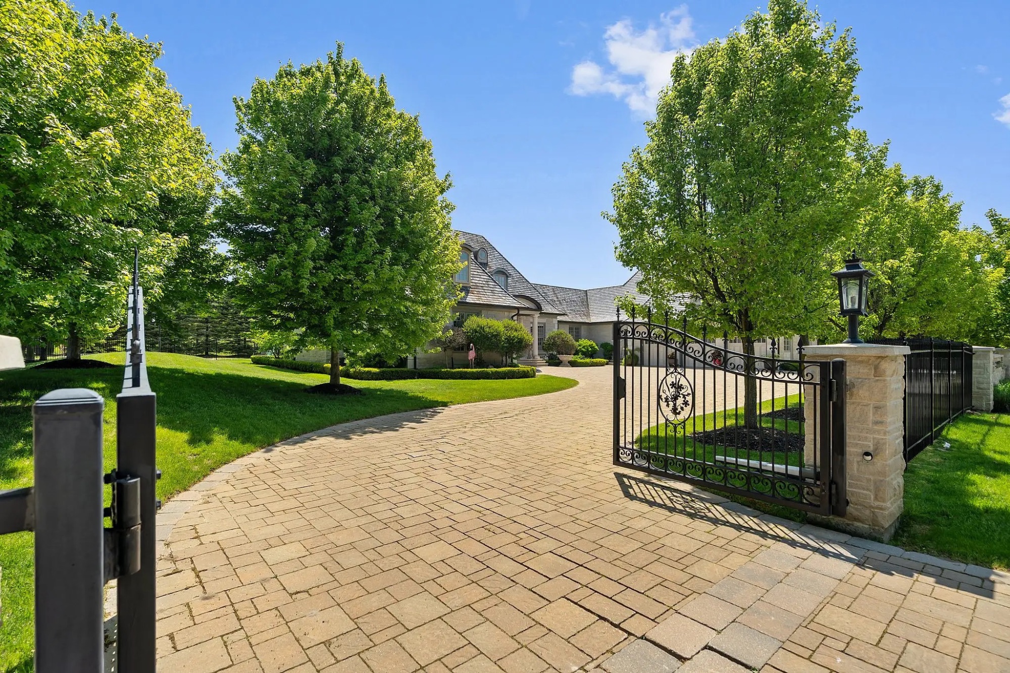 Private driveway entrance in Aurora Estates luxury real estate community in Aurora Ontario