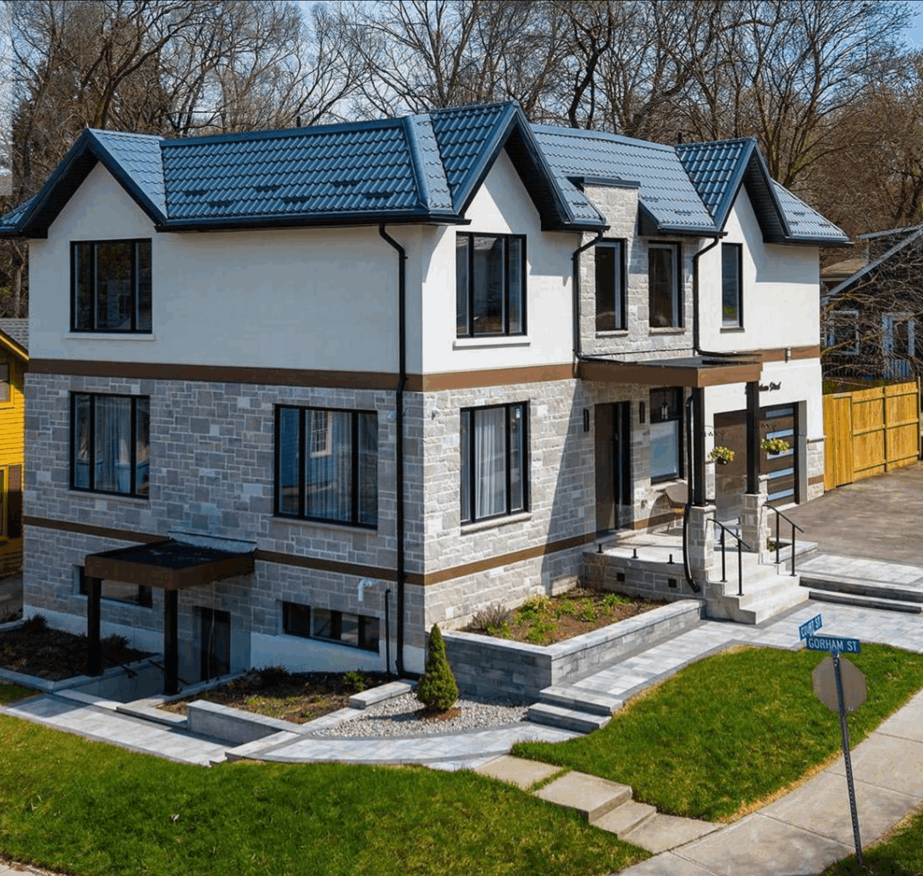 Luxury home representing College Manor and Leslie Valley Newmarket real estate