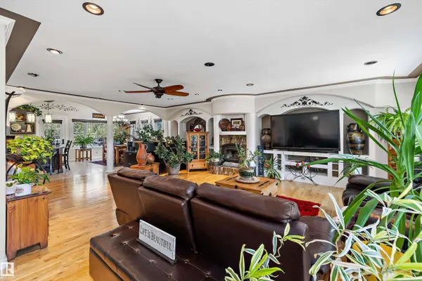 11124 110A AV NW NW, Edmonton, AB T5H 1K1