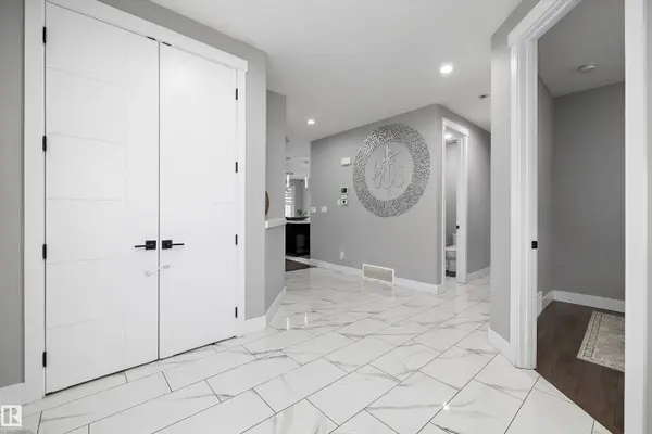 714 EBBERS PL NW, Edmonton, AB T5Y 3V3