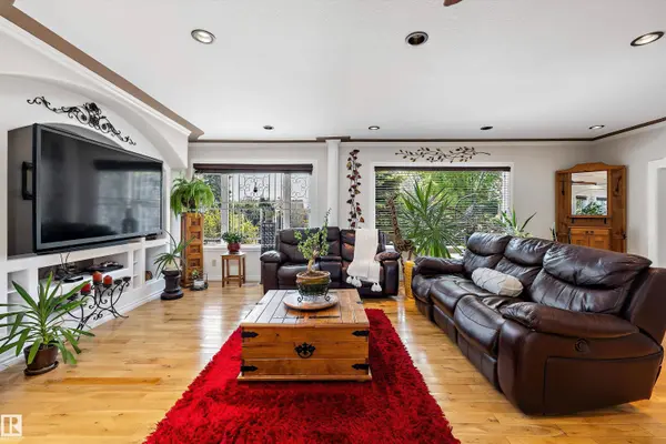 11124 110A AV NW NW, Edmonton, AB T5H 1K1