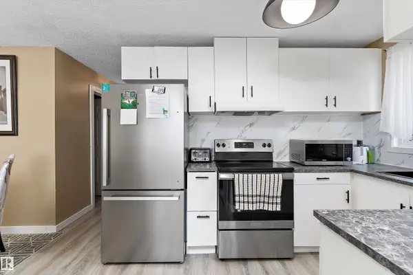 3708 133 AV NW, Edmonton, AB T5A 3E9